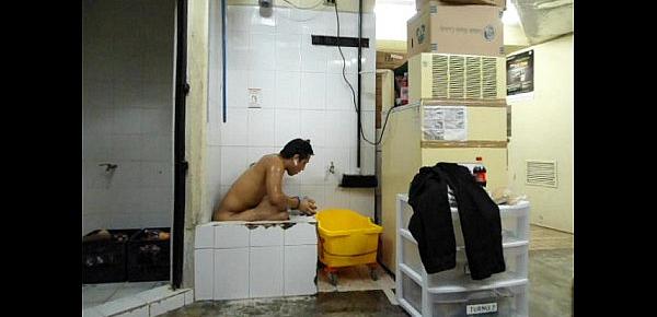  bañandome desnudo en la bodega.AVI